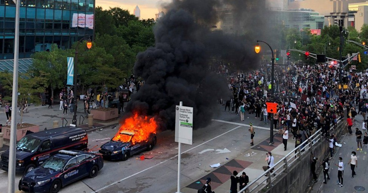 Manifestantes incendian coche de la policía en Atlanta © BBC