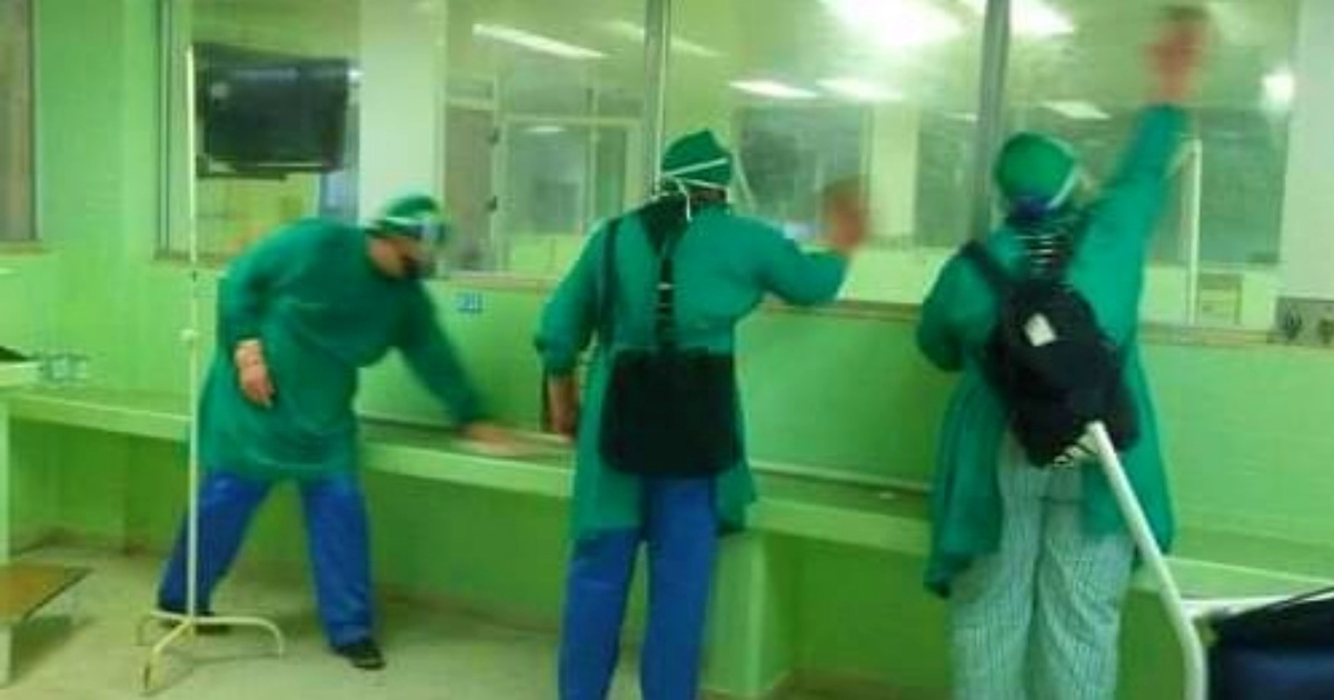 Trabajos de desinfección en el hospital © Facebook / Laura Silva 