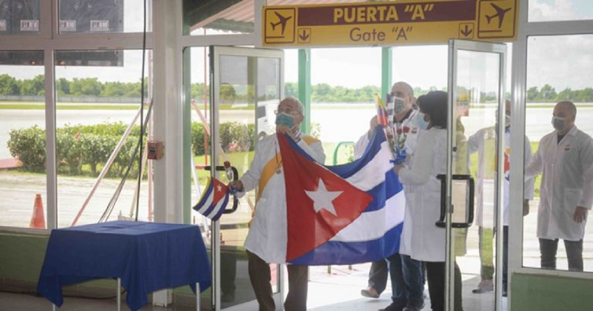 Médicos de la brigada Henry Reeve de regreso en Cuba (imagen de referencia) © ACN