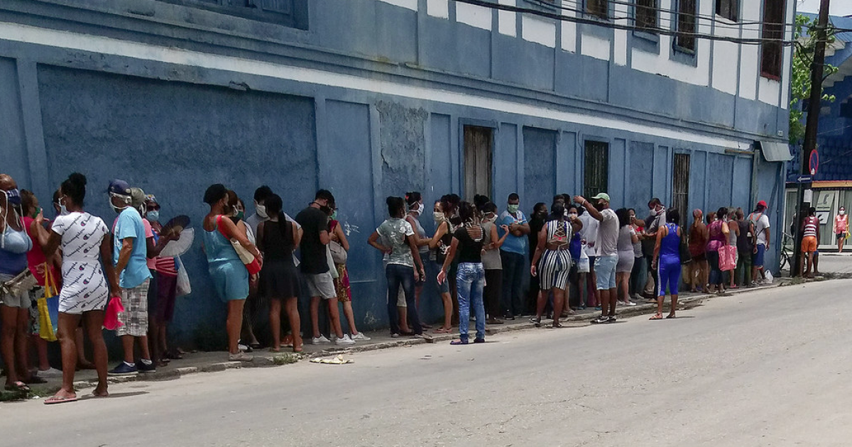 Una cola para comprar alimentos en La Habana. © CiberCuba