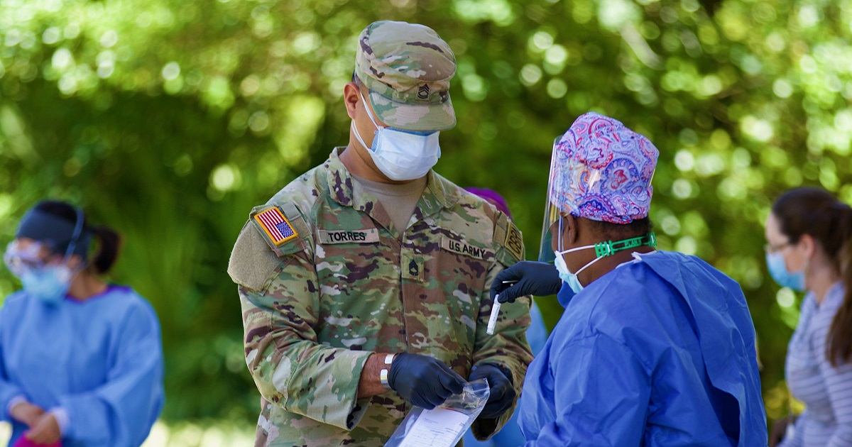 Militar estadounidense realizando pruebas de coronavirus en Florida. © Flickr / Florida National Guard