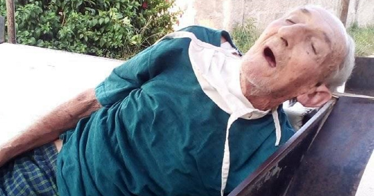 Anciano enfermo de cáncer en Colón, Matanzas. © Facebook / Anay Armenteros Arrabal
