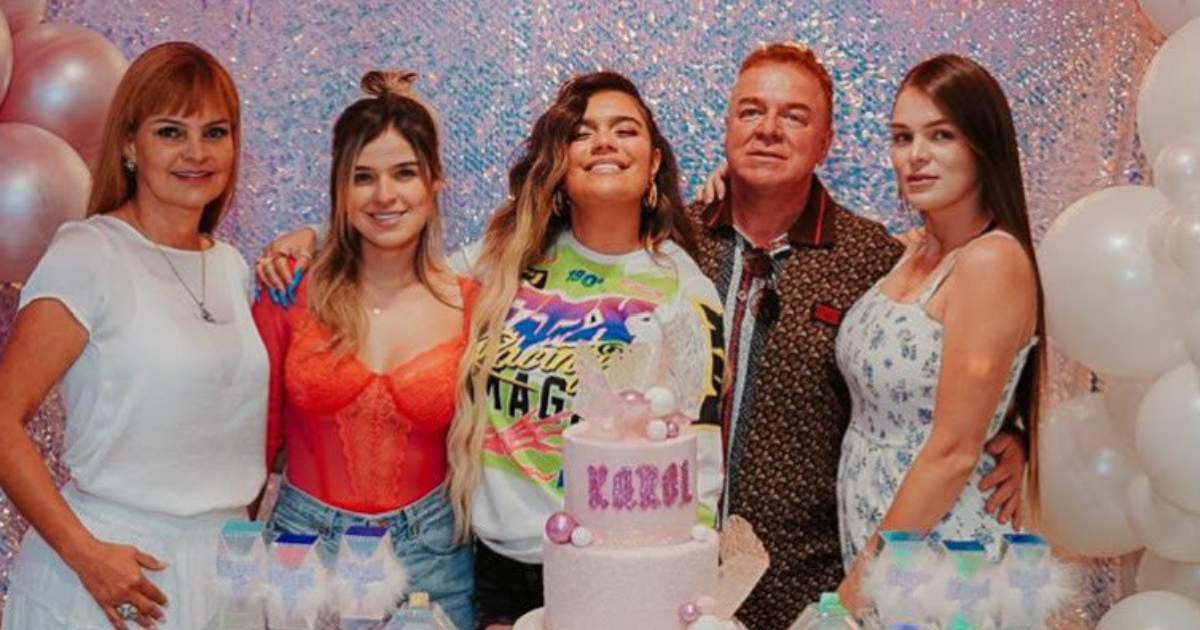 Karol G con su familia © Instagram / papag_kg