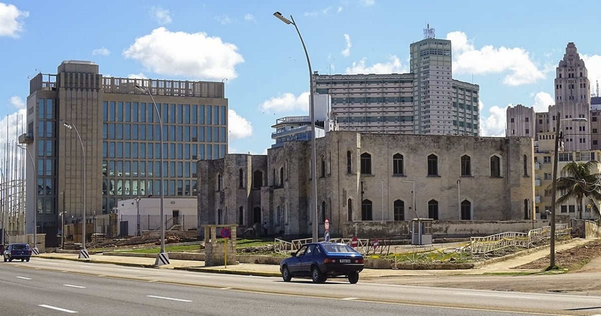 A la izquierda, edificio de la Embajada de EE.UU. en Cuba © CiberCuba