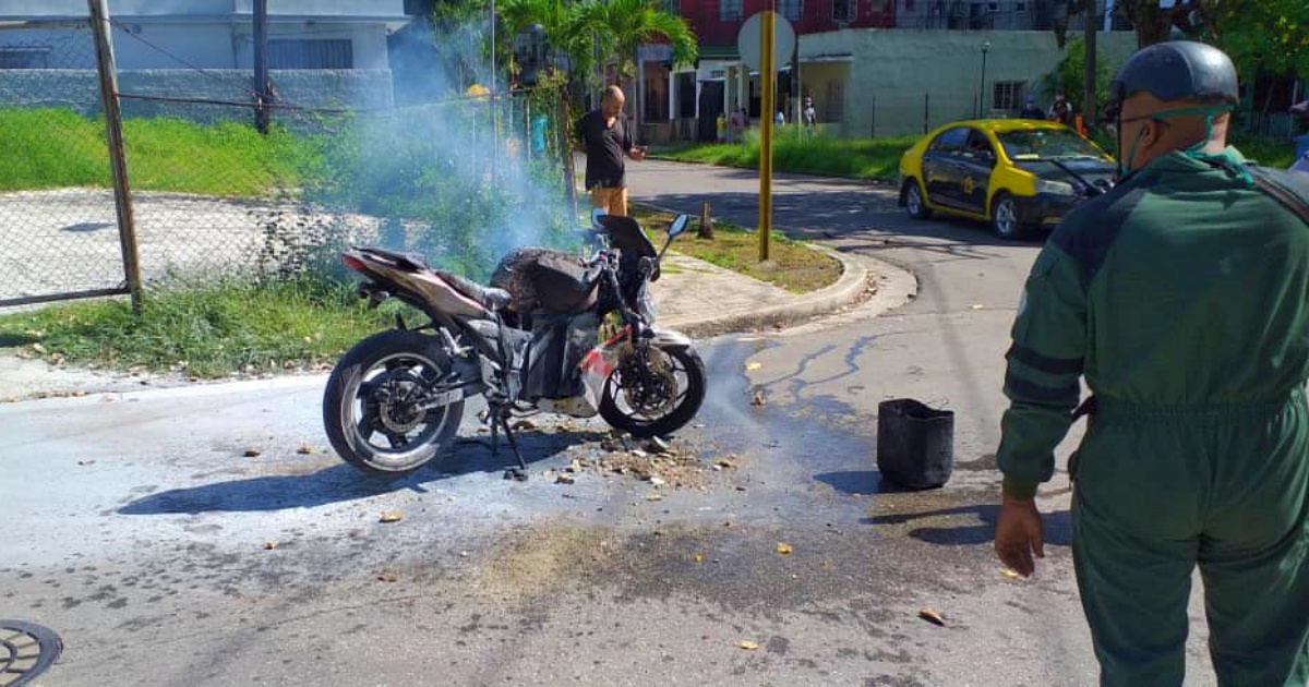 Incendio de moto eléctrica en La Habana © CiberCuba / Cortesía de un colaborador