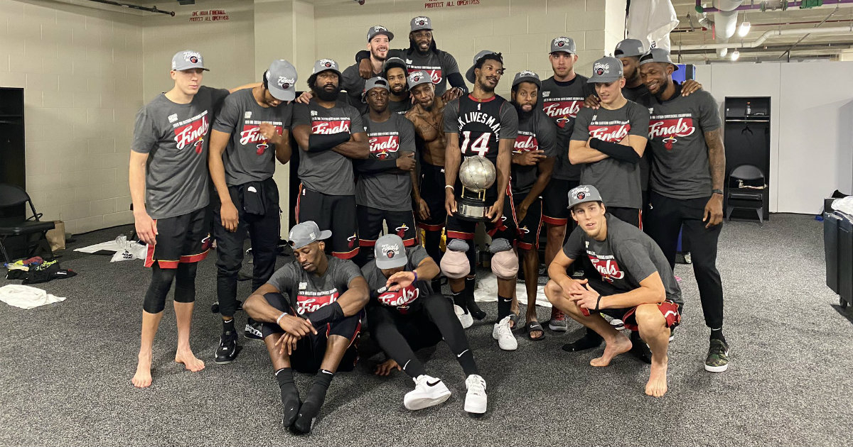 Los jugadores del equipo de Miami Heat en el vestuario durante la celebración por la victoria © Twitter/Miami Heat