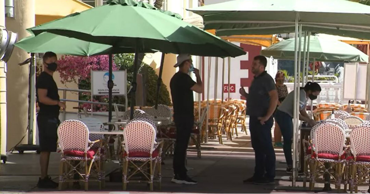 Camareros en la zona exterior de un restaurante, en Miami-Dade © YouTube/screenshot-Local10