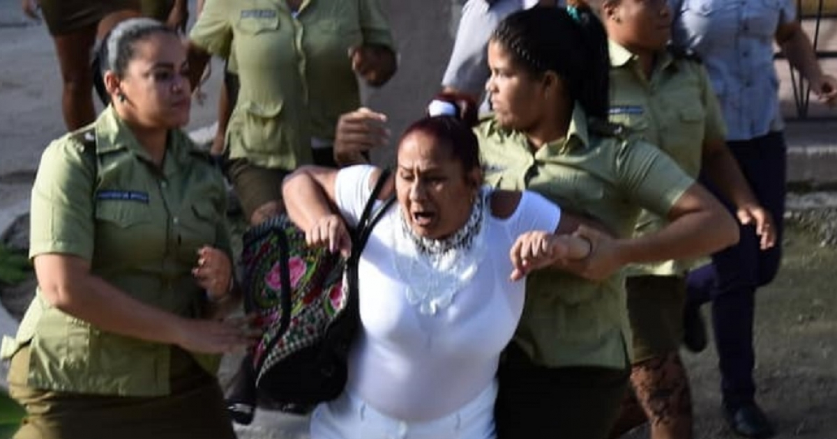 Arresto de una activista de las Damas de Blanco © Facebook/OCDH