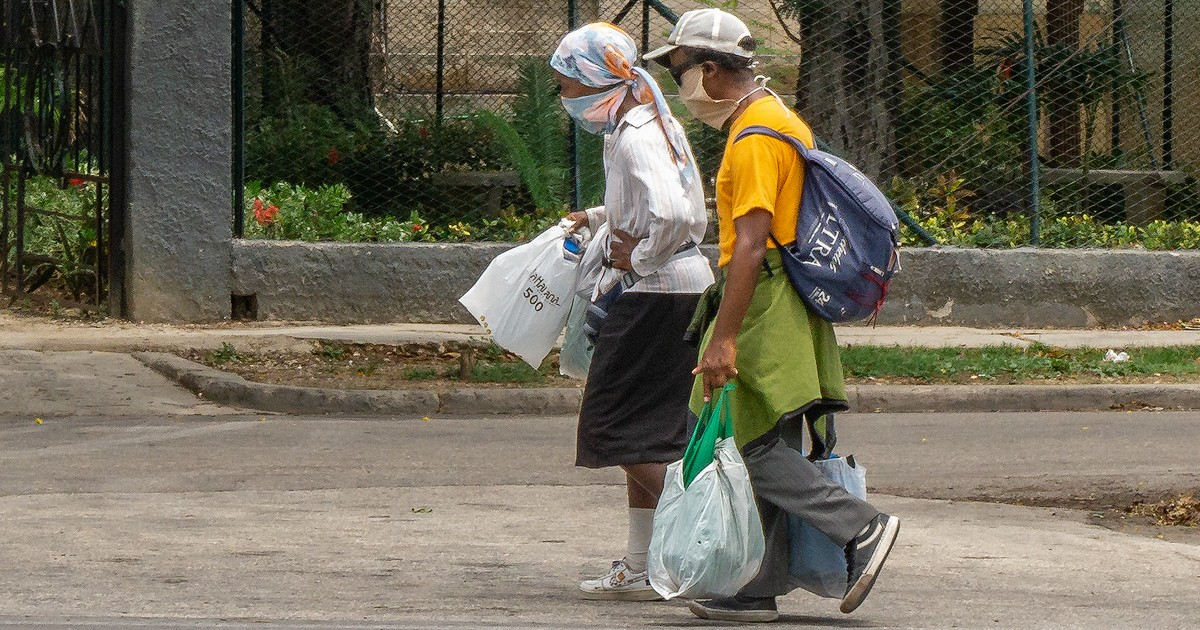 Personas caminando con nasobuco en La Habana © CiberCuba