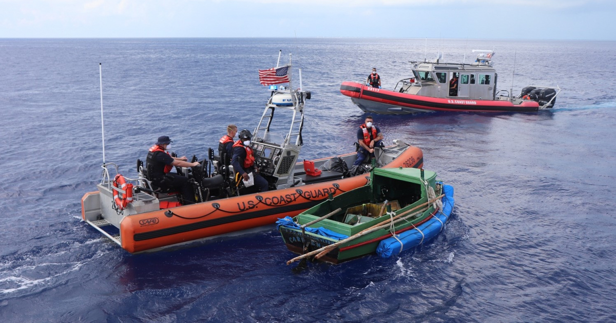 Embarcaciones de la Guardia Costera junto al bote interceptado © Guardia Costera