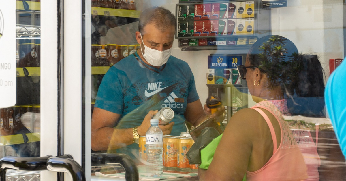 Compra en una tienda de La Habana (imagen de referencia). © CiberCuba