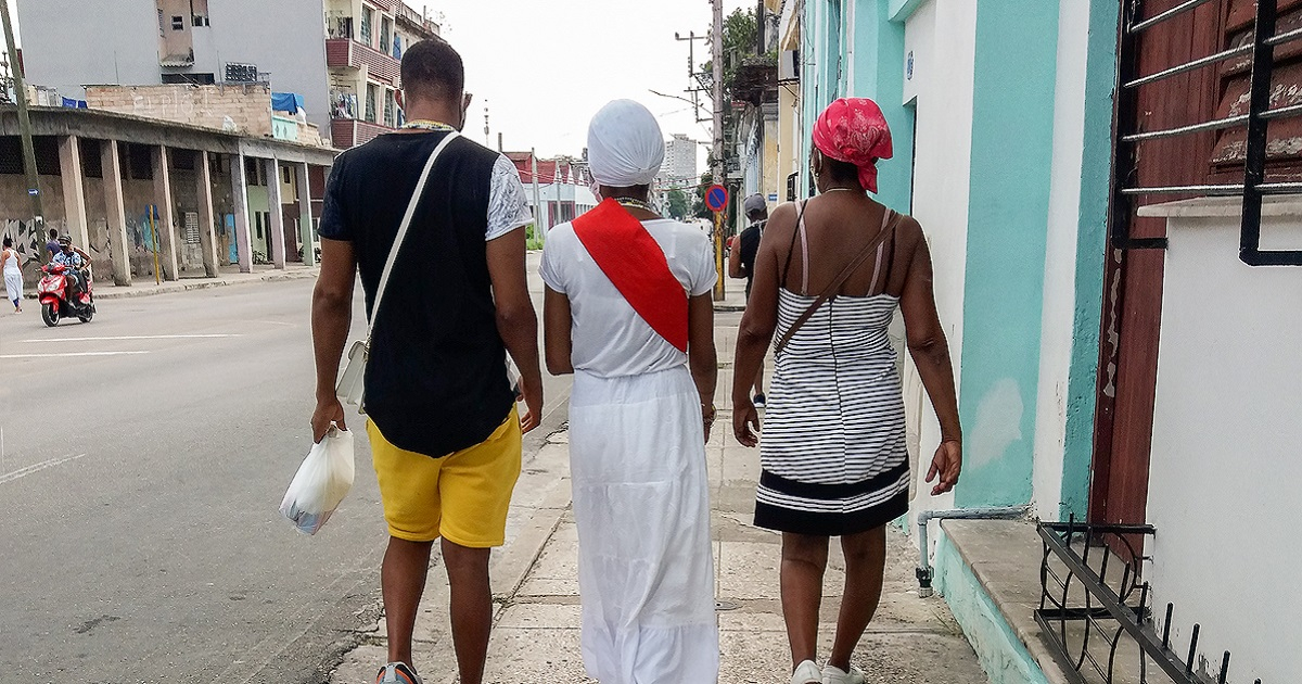 Personas caminando en La Habana (imagen de referencia). © CiberCuba