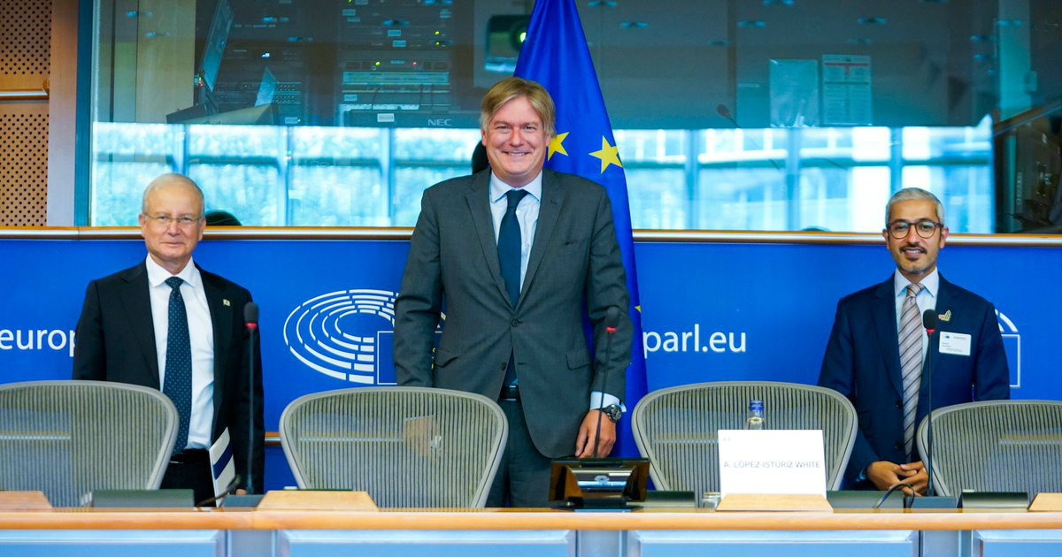 En el centro, el eurodiputado del PP, Carlos López-Istúriz, secretario general del PP Europeo. © López-Istúriz / Twitter