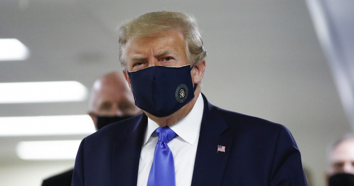 El presidente Donald Trump, con mascarilla tras dar positivo al COVID-19 © Twitter/White House