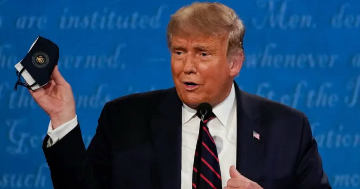 Donald Trump sostiene una mascarilla en mano durante el debate presidencial del martes en Cleveland © YouTubey/screenshot-Fox News