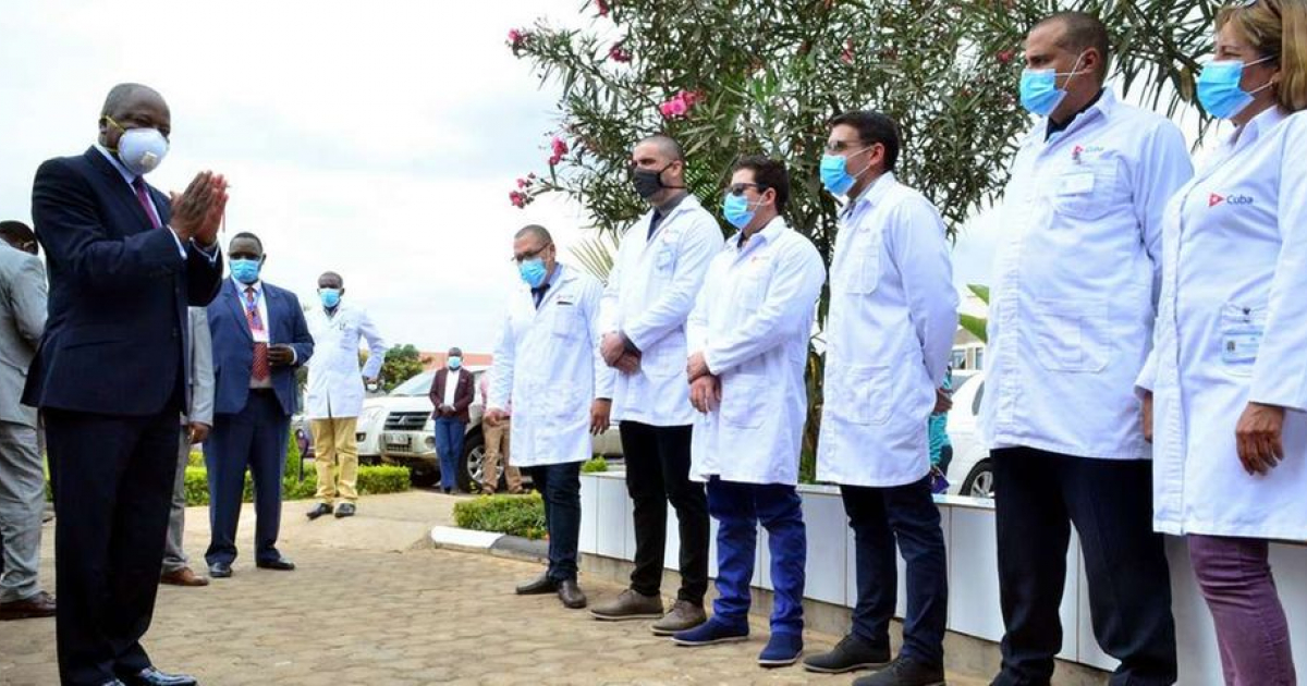 Ministro de Salud de Kenya junto a los médicos cubanos © Twitter/Nation Media Group