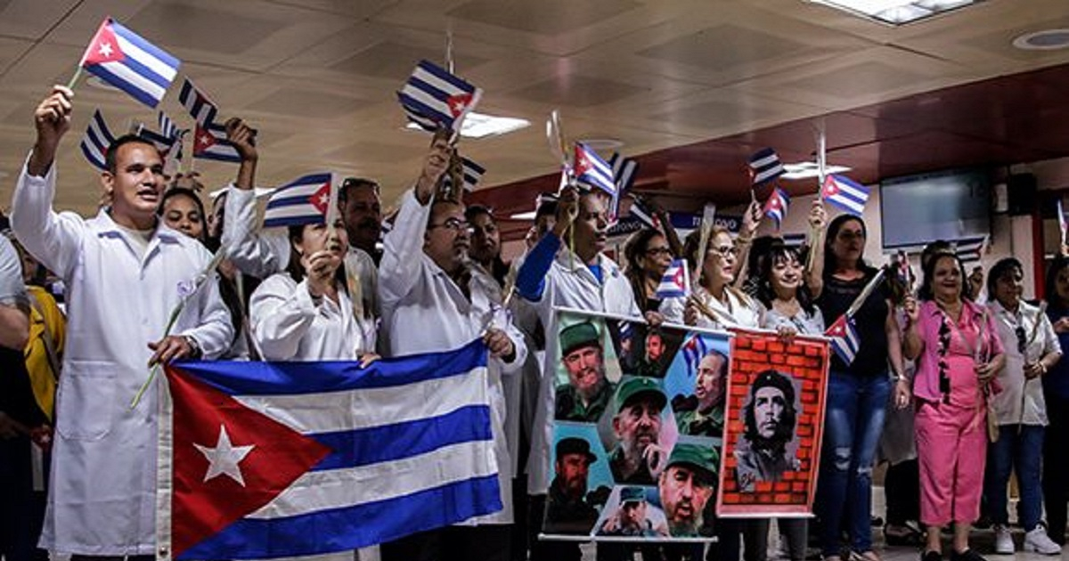 Médicos cubanos al regresar de una misión "internacionalista" en Bolivia © Cubadebate / Abel Padrón Padilla