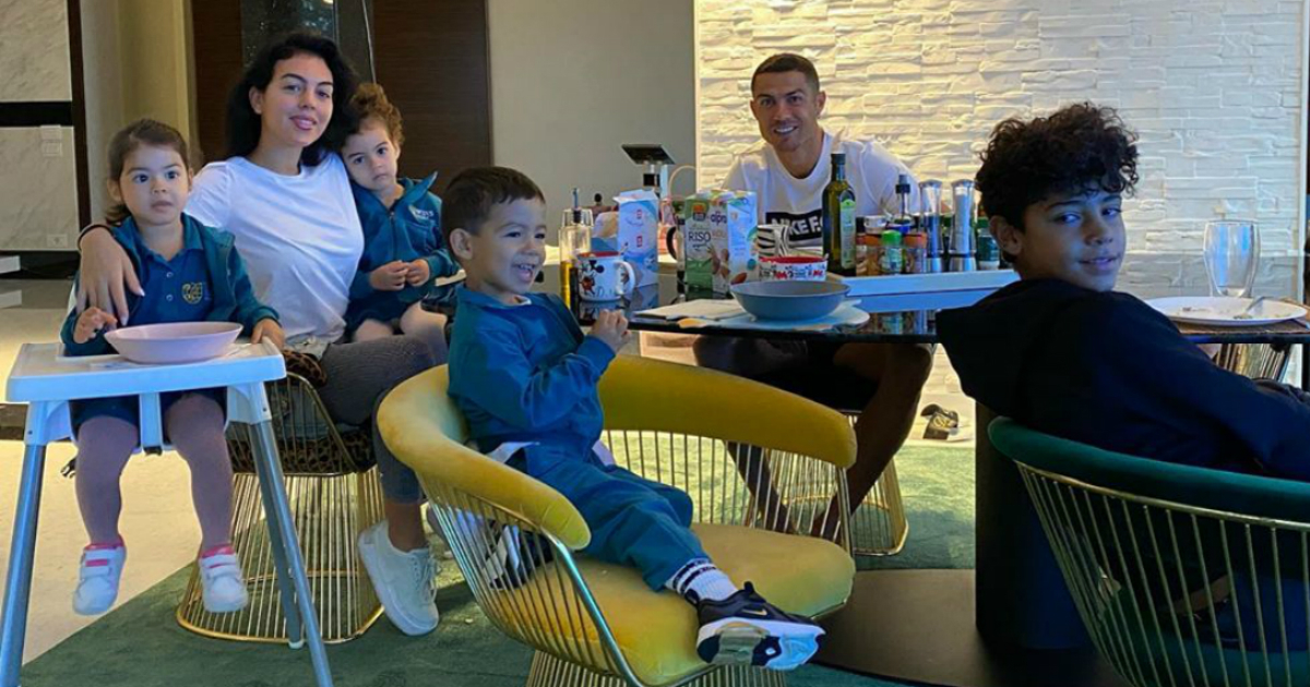 Cristiano Ronaldo y Georgina Rodríguez posan con sus hijos © Instagram / Cristiano Ronaldo