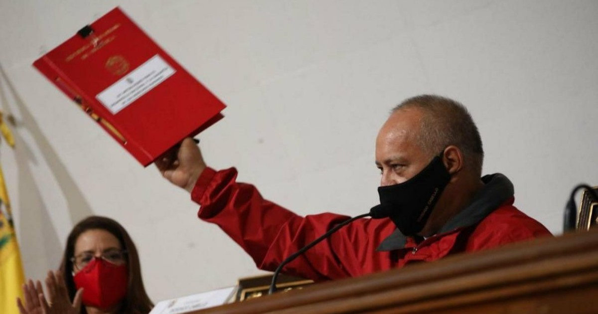 Diosdado Cabello sostiene texto del documento que otorga amplios poderes a Maduro © Twitter / Greicys Barrios