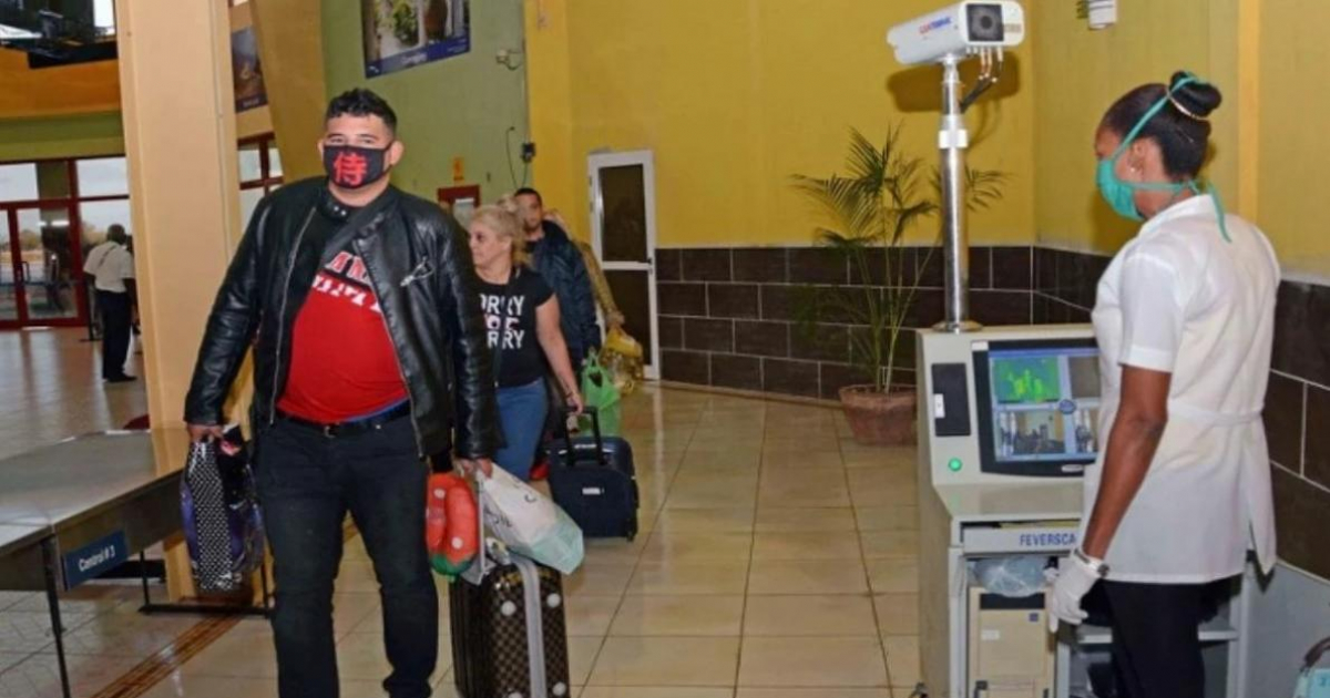 Personas en un aeropuerto de Cuba (Imagen de archivo) © Periódico Adelante