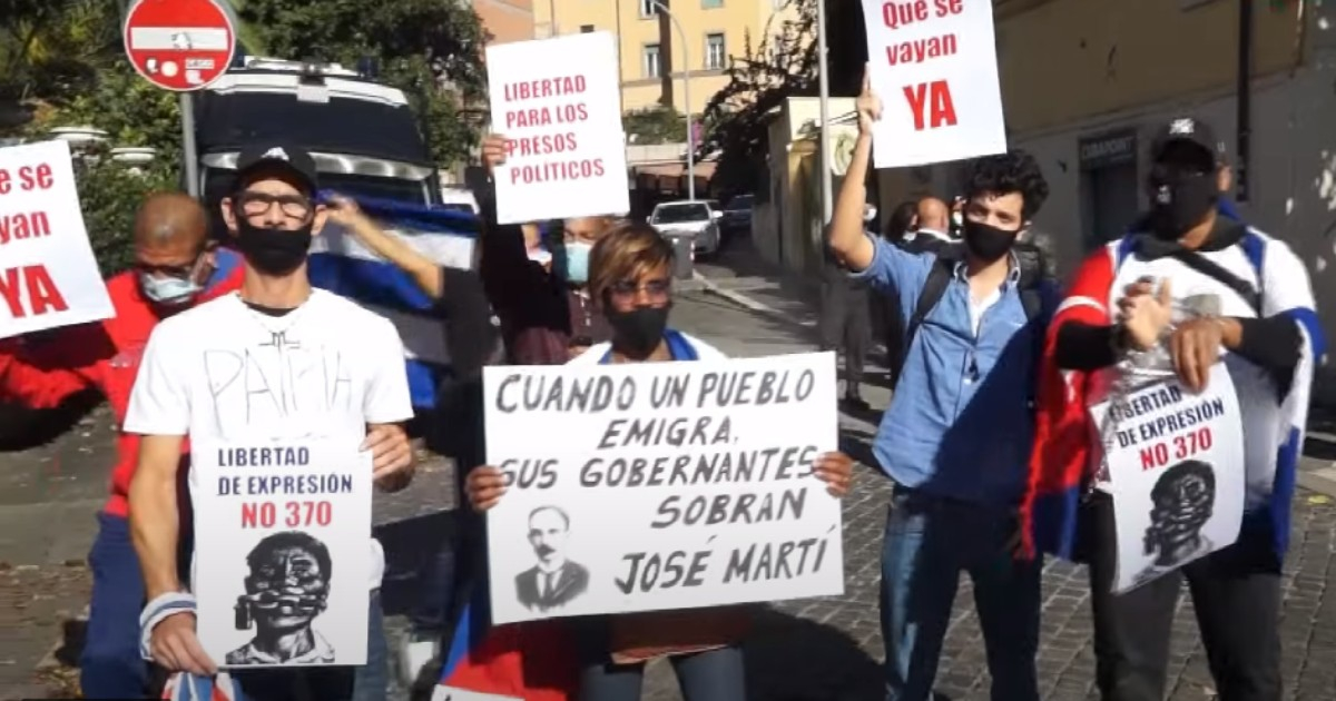 Manifestantes cubanos frente a la Embajada de Cuba en Italia. © Captura de pantalla de Youtube de Cubanet