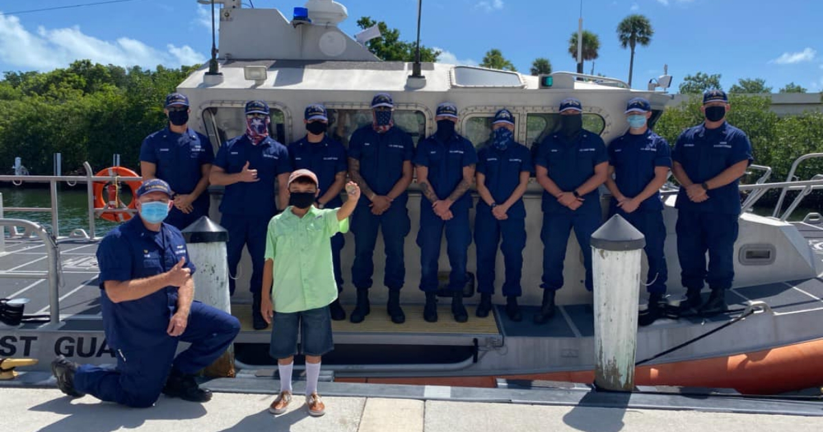 Avani Pérez junto a los oficiales que rescataron a sus abuelos. © Facebook / U.S. Coast Guard Station Islamorada