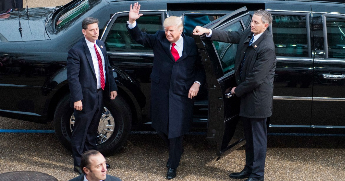 Donald Trump desciende de la limusina presidencial © Flickr / Chairman of the Joint Chiefs of Staff