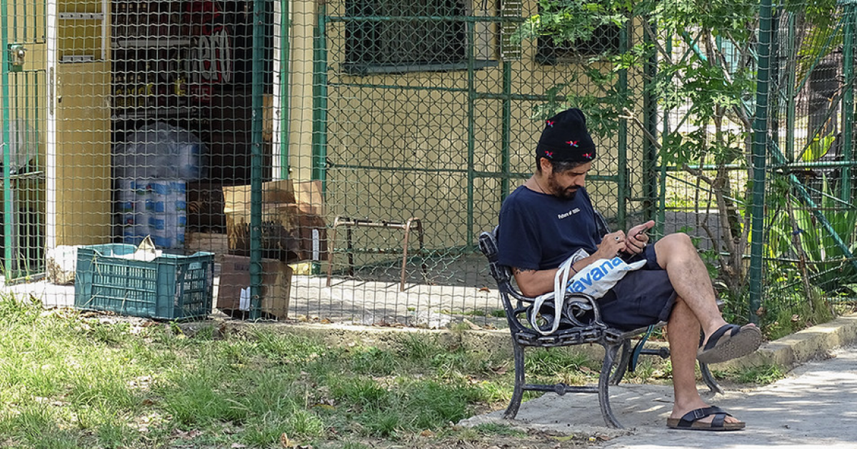 Un usuario cubano trata de conectarse a la red wifi © CiberCuba