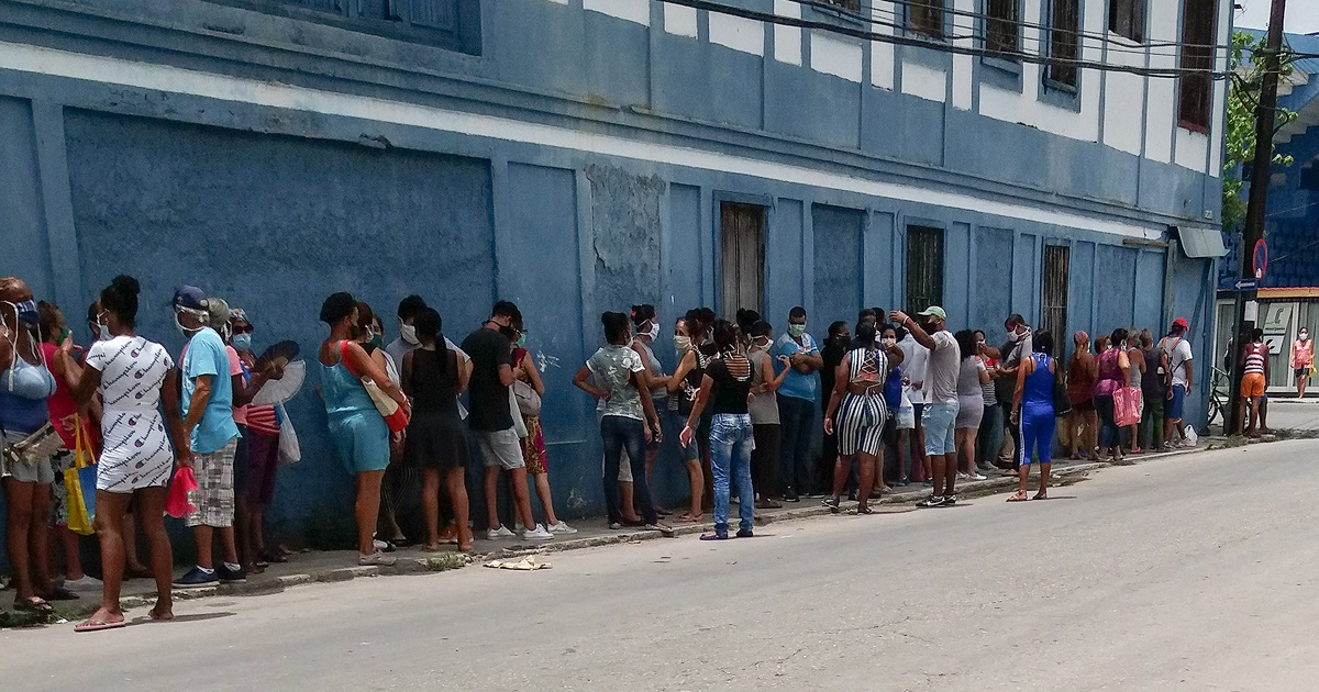 Cola para comprar comida en La Habana © CiberCuba