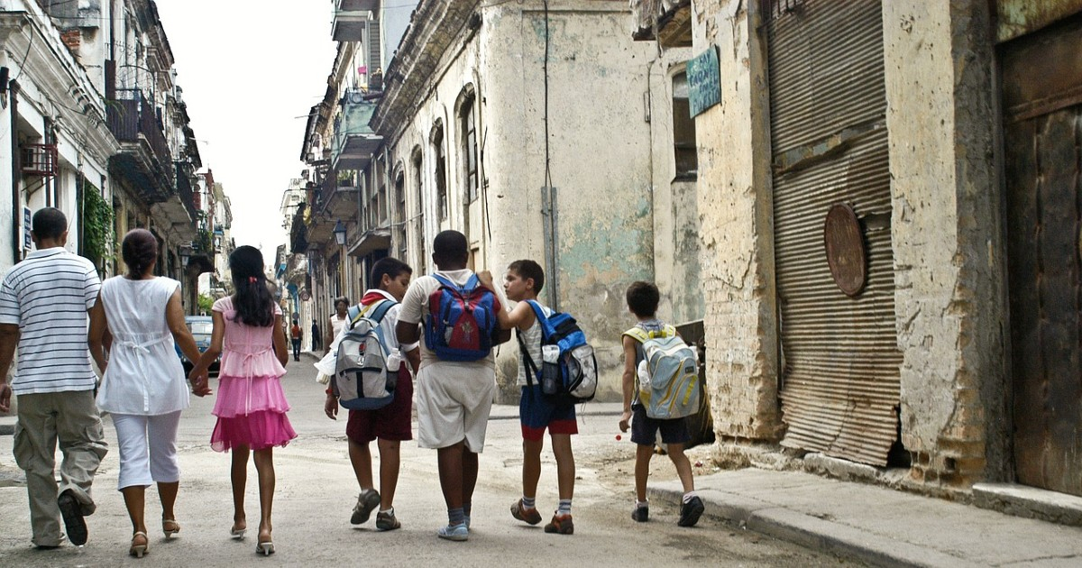 Familia y niños cubanos caminan por las calles de La Habana © Pixabay / Mariana Mercado