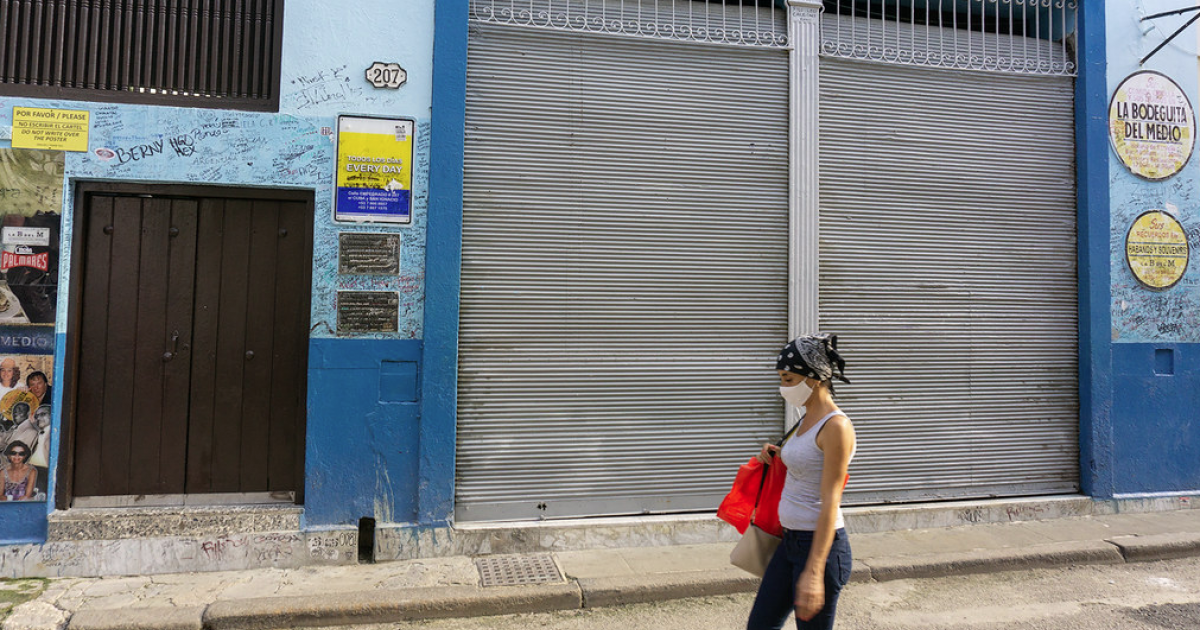 Una cubana pasa frente a la Bodeguita del Medio, ahora cerrada © CiberCuba