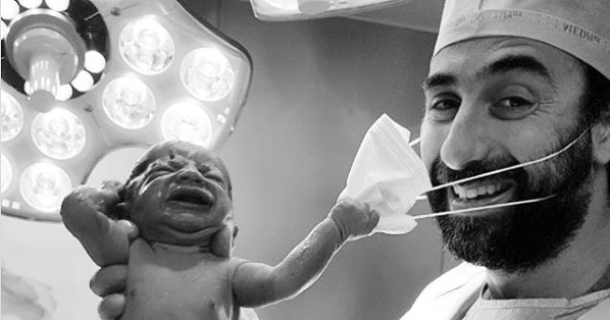 Bebé le arranca la mascarilla al doctor © Instagram / Dr. Samer Cheaib