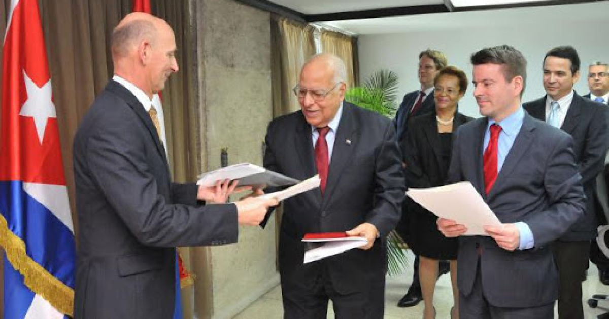 Ricardo Cabrisas, al centro, renegociando deuda de Cuba con Holanda © Granma