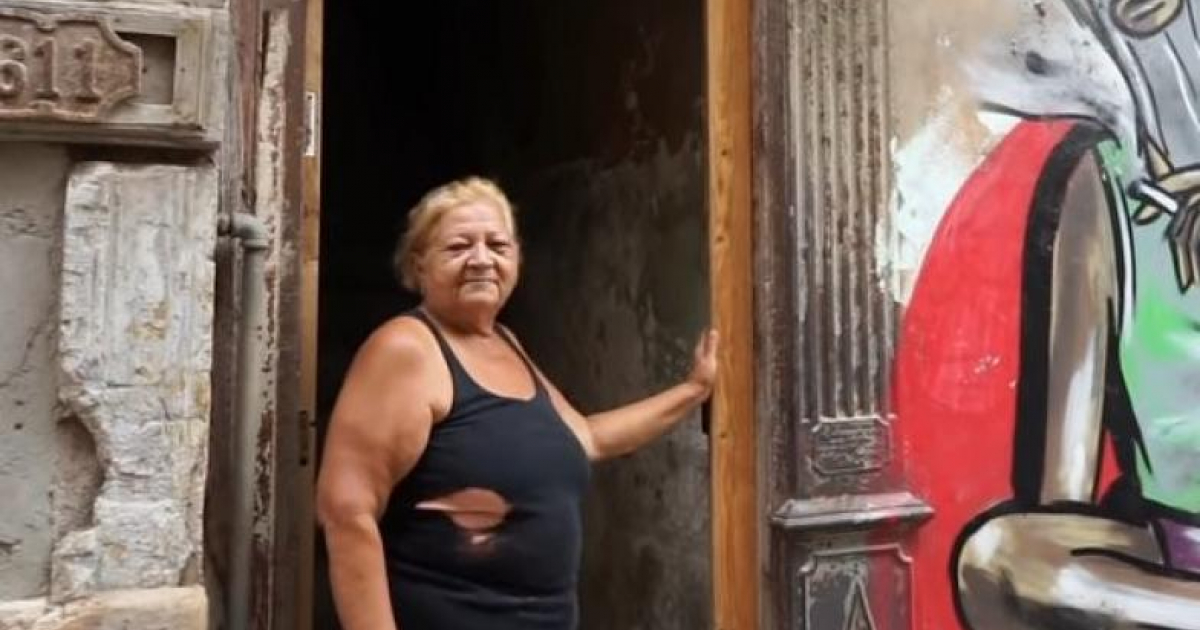 Caridad Caraballo Forteza en la puerta de su edificio © Captura de video de YouTube de CubaNet