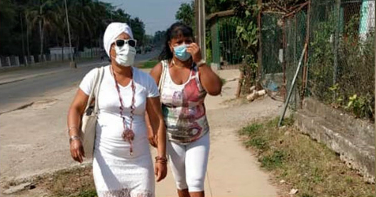 Mujeres con nasobuco, en una imagen de archivo. © CiberCuba