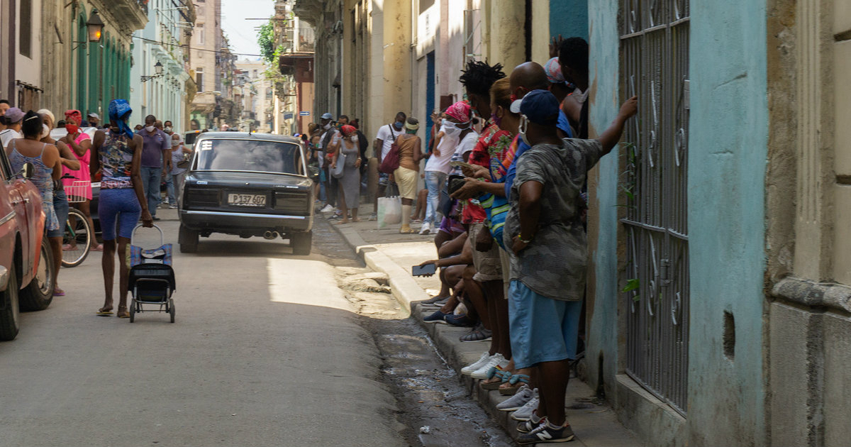 Colas en La Habana, en una imagen de archivo. © CiberCuba
