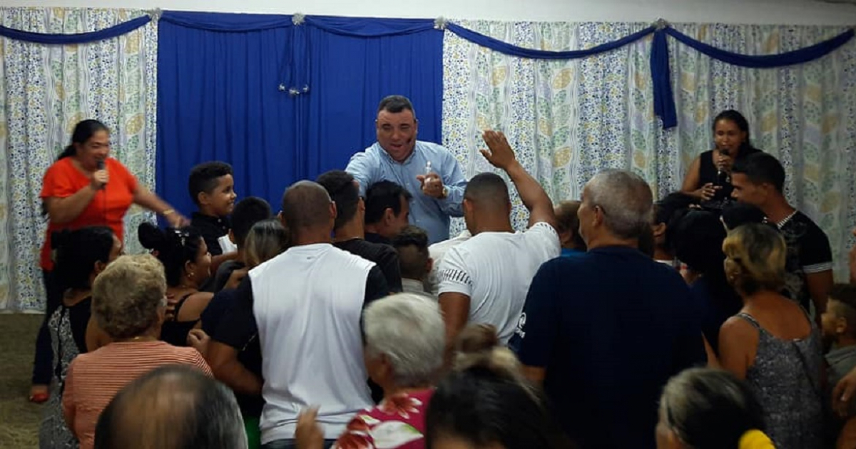 Yoel Demetrio y su congregación © Iglesia misionera en cuba/Facebook