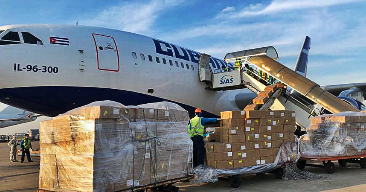 Avión cubano cargando mercancías © Facebook/Cubana de Aviación