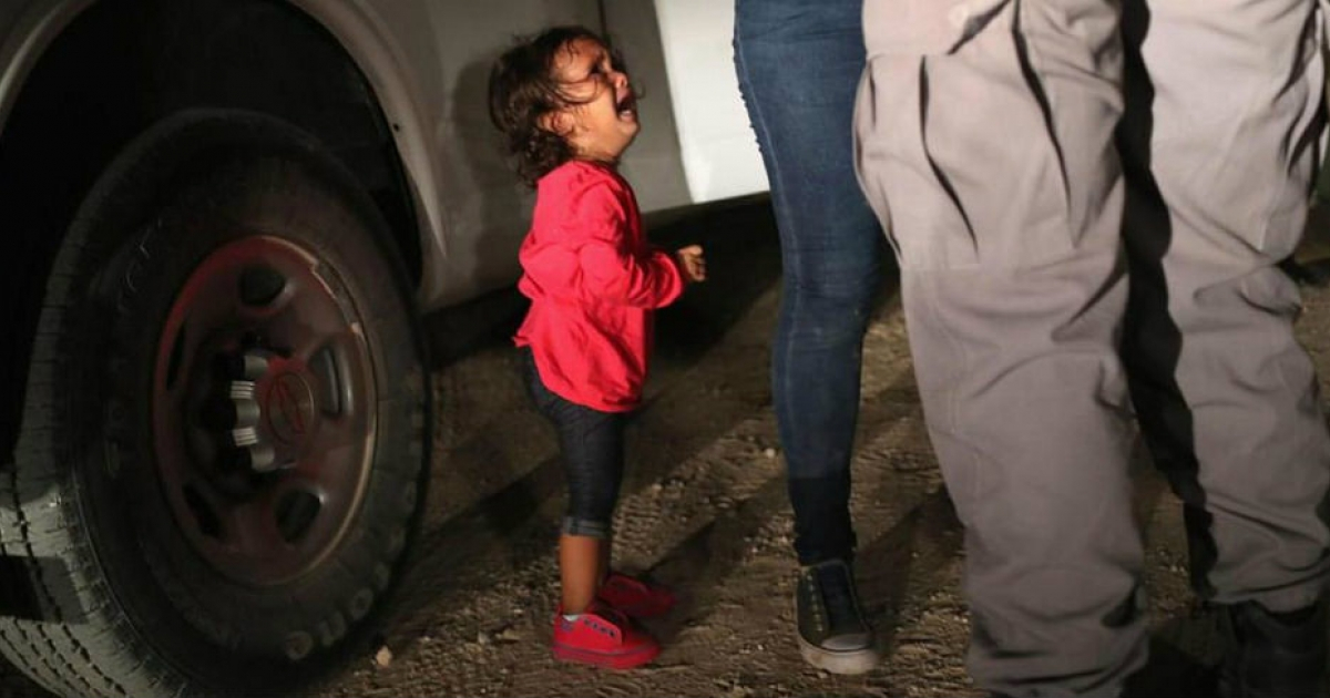 Niña migrante llora en la frontera de Estados Unidos © Flickr/Ruperto Miller