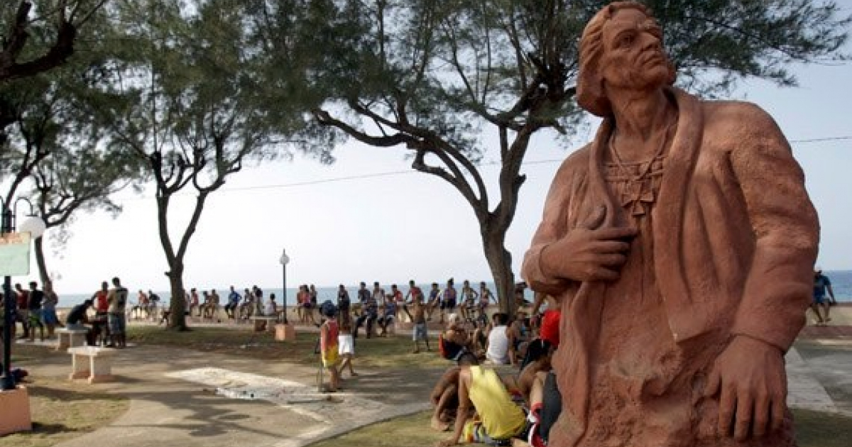 Estatua de Cristóbal Colón en el malecón de Baracoa © Ismael Francisco / Cubadebate
