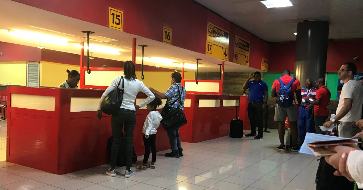 Chequeo inmigración Aeropuerto José Martí de La Habana (Imagen de Archivo) © CiberCuba