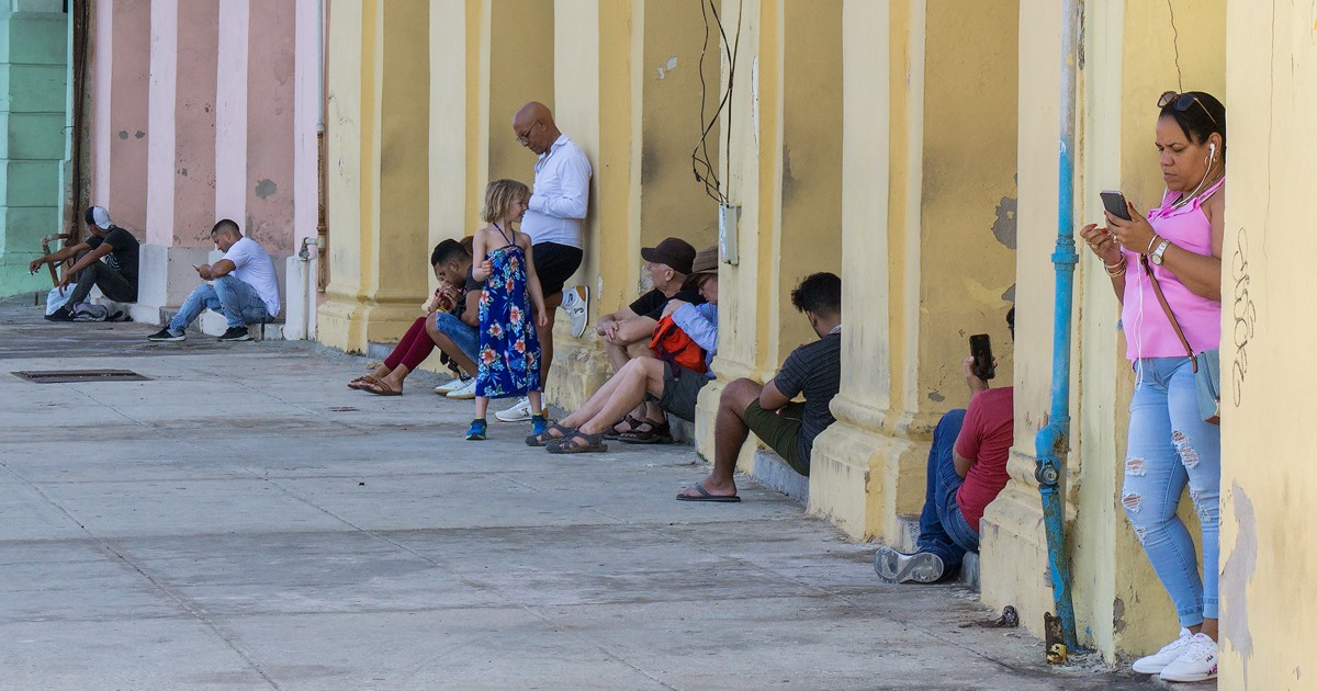 Cubanos conectados a internet (Imagen de archivo) © CiberCuba