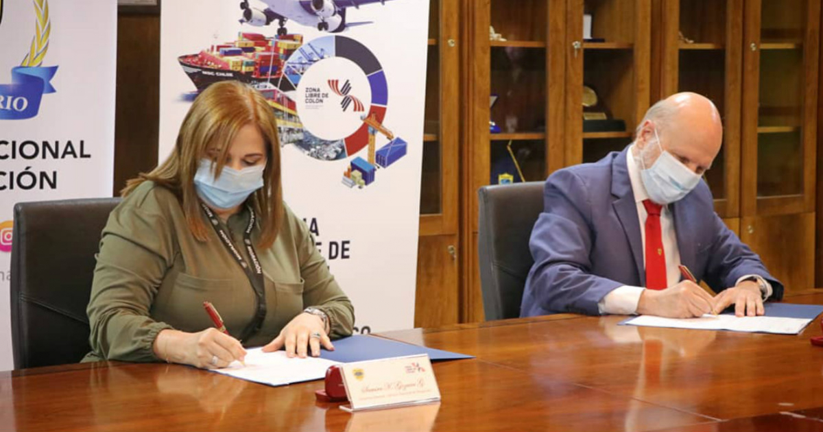 Firma del Acuerdo entre la directora del Servicio Nacional de Migración y el gerente de la Zona Libre de Colón © Facebook/Migración Panamá