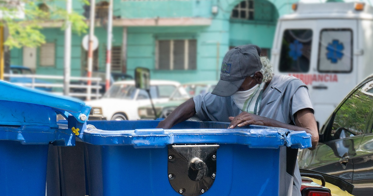 Anciano registrando un contenedor de basura en La Habana. © Cibercuba