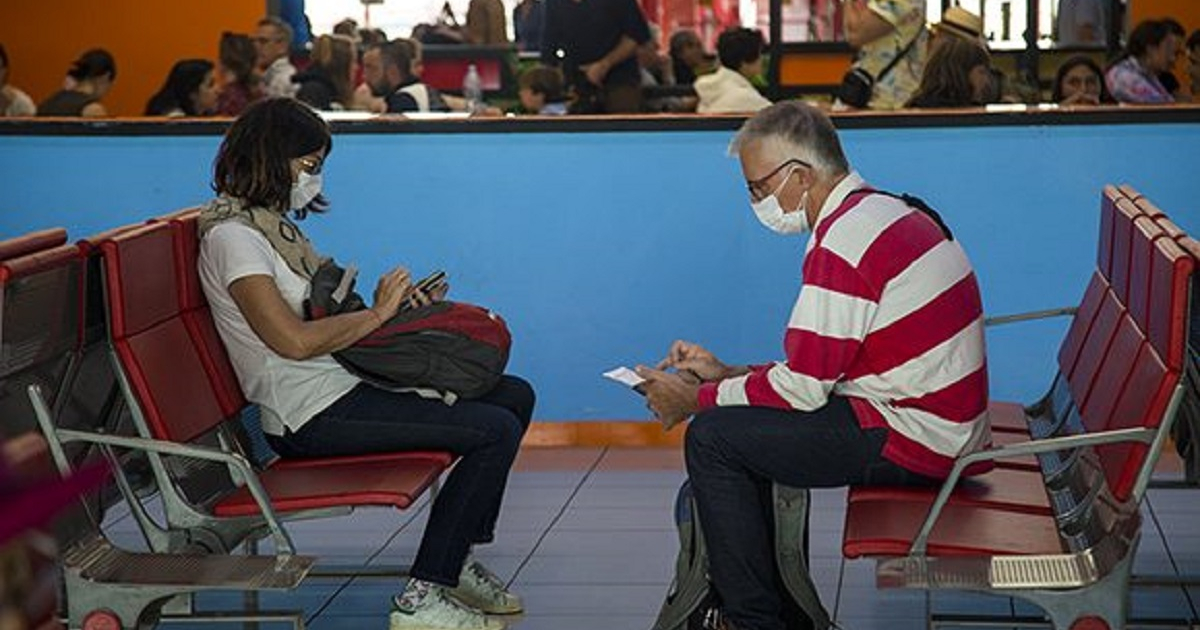 Viajeros en aeropuerto en Cuba © Cubadebate