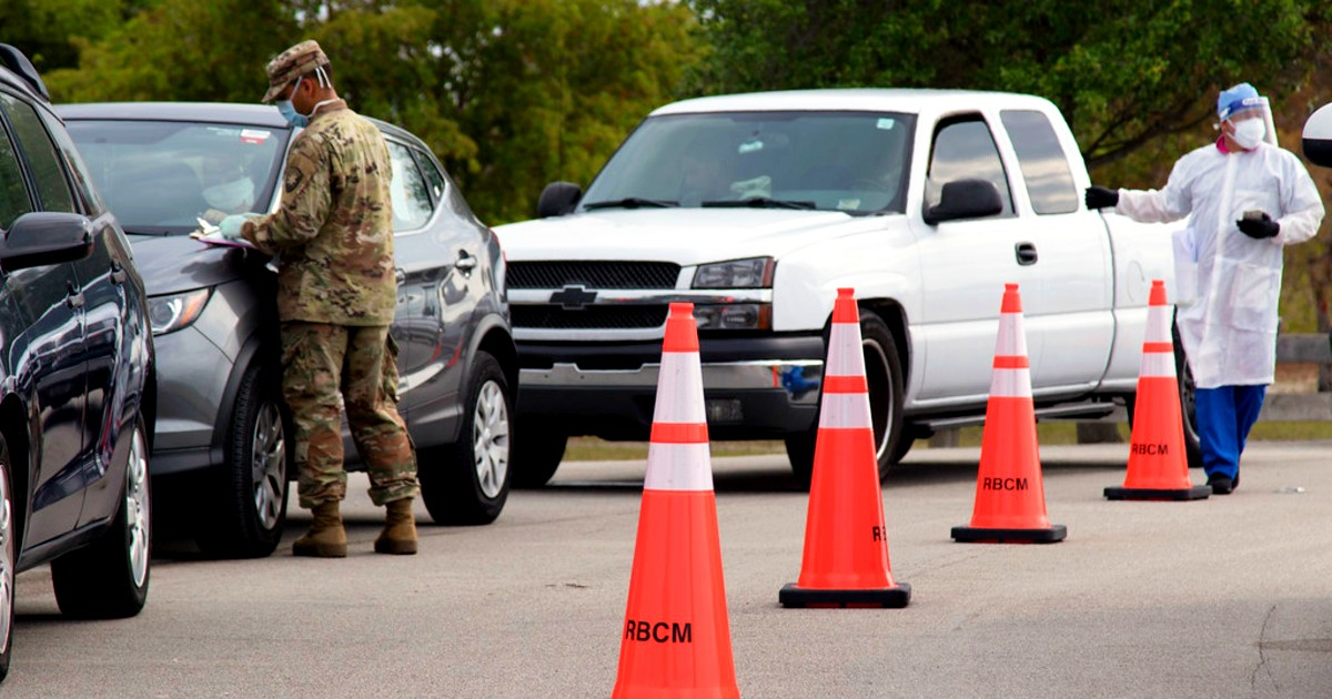 Controles y pruebas de coronavirus en la carretera © Florida National Guard
