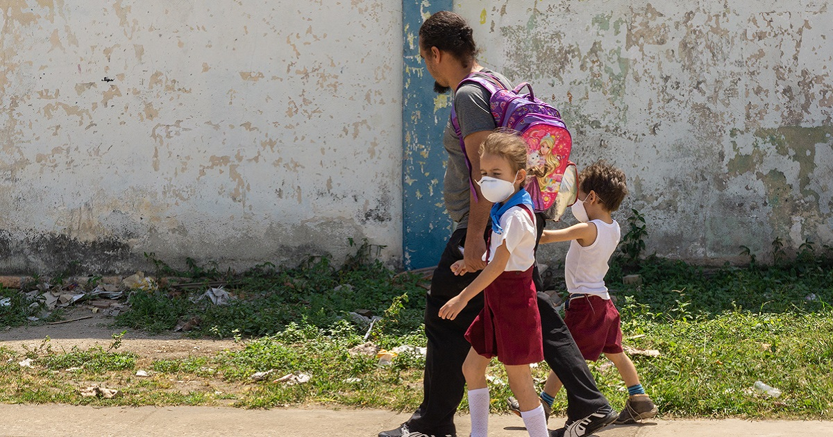 Niños cubanos con nasobuco y uniforme escolar (imagen de referencia). © Cibercuba