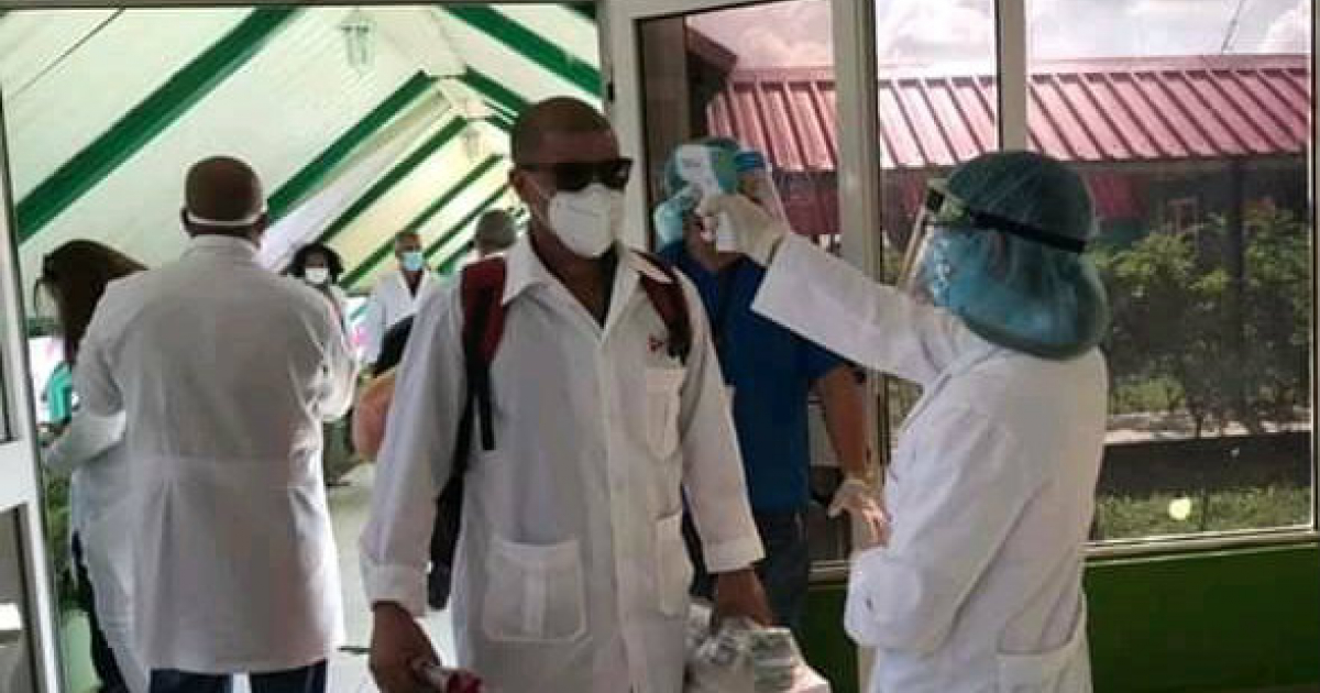 Regresa a Cuba brigada médica que laboraba en México © Twitter / @RadioCOCOnline