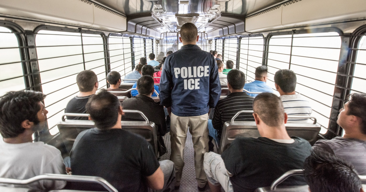 Oficial escolta a extranjeros a un centro de detención de ICE © Flickr / U.S. Immigration and Customs Enforcement