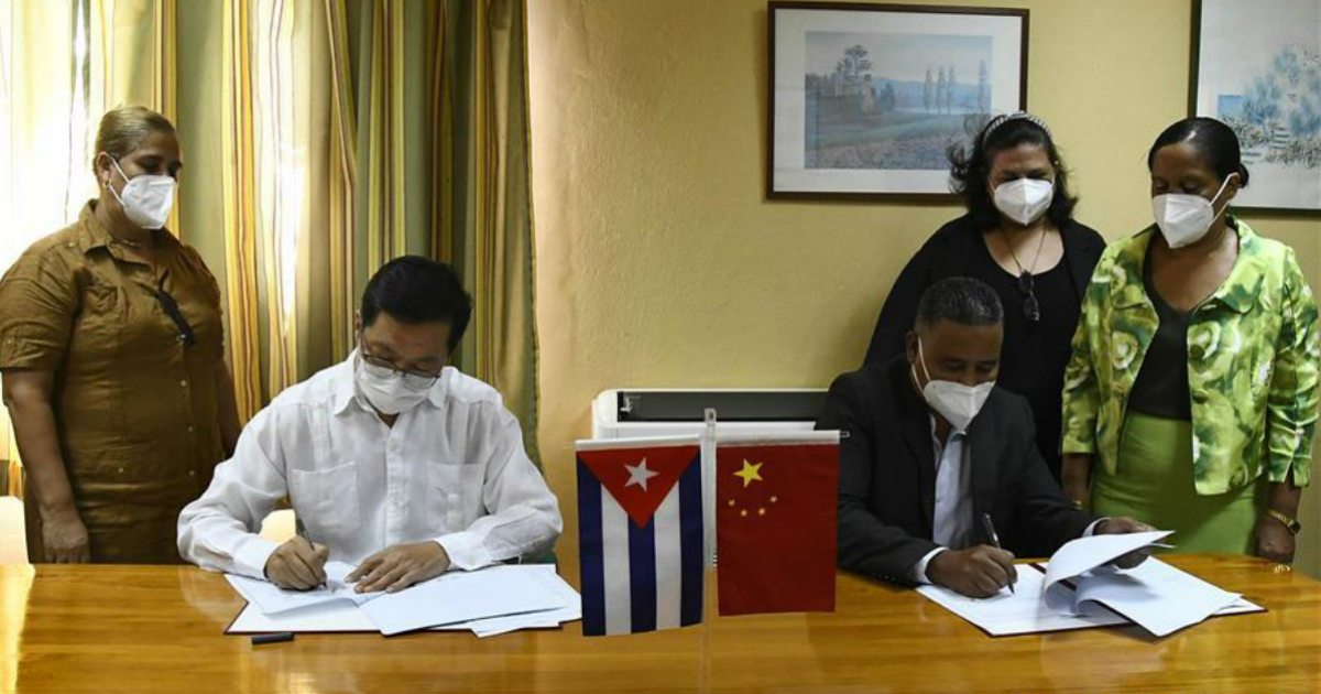 El embajador chino, Chen Xi, y Adalberto Revilla, director nacional de Secundaria Básica de Cuba, firman el acuerdo © Xinhua /Joaquín Hernández